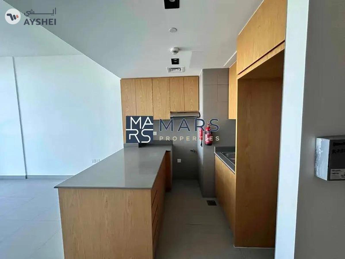 Elegant One-Bedroom Apartment with Stunning Views, No Balcony: Modern Design, Prime Location-8-8