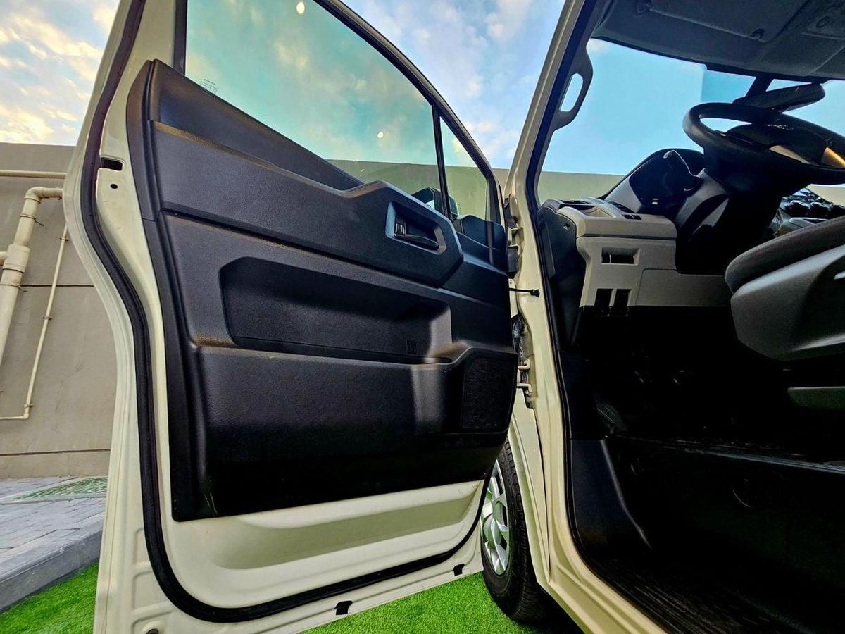 Toyota Hiace GL PASSENGER/ PATROL MANUAL/ 3.5 V6/ LOW MILEAGE-7-7