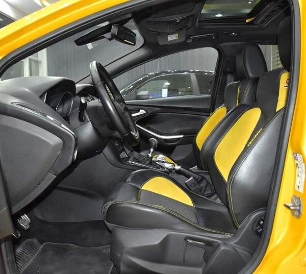 Ford Focus ST ( 2016 Model ) in Yellow Color GCC Specs
