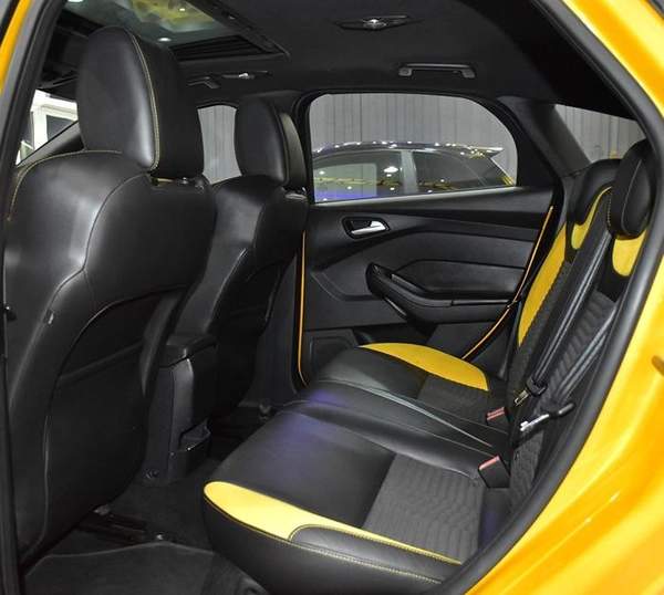 Ford Focus ST ( 2016 Model ) in Yellow Color GCC Specs