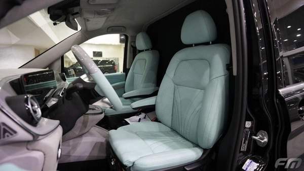 Mercedes-Benz V 300 VIP BUSINESS VAN – FULL LUXURY OPTION | BRAND NEW | GCC | 2025