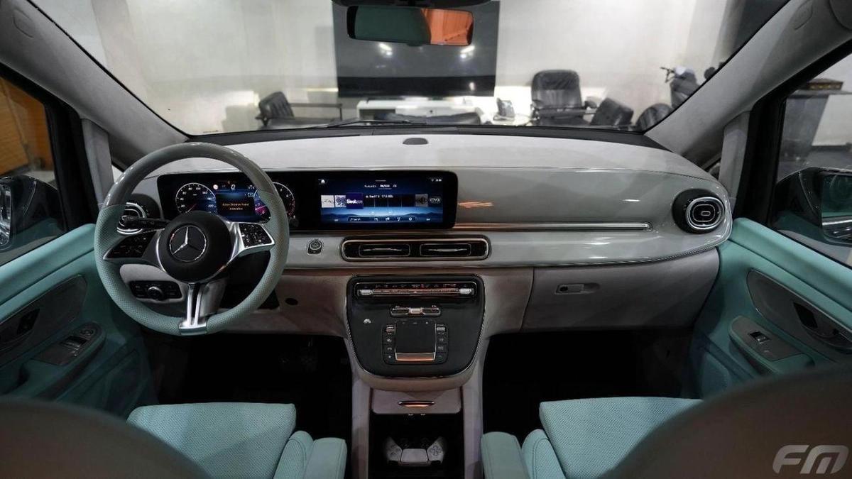 Mercedes-Benz V 300 VIP BUSINESS VAN – FULL LUXURY OPTION | BRAND NEW | GCC | 2025-17-17