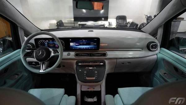 Mercedes-Benz V 300 VIP BUSINESS VAN – FULL LUXURY OPTION | BRAND NEW | GCC | 2025