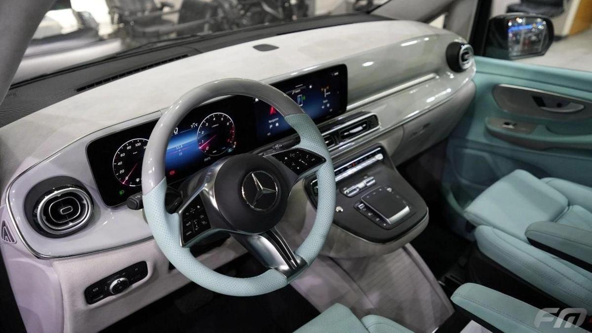 Mercedes-Benz V 300 VIP BUSINESS VAN – FULL LUXURY OPTION | BRAND NEW | GCC | 2025-18-18