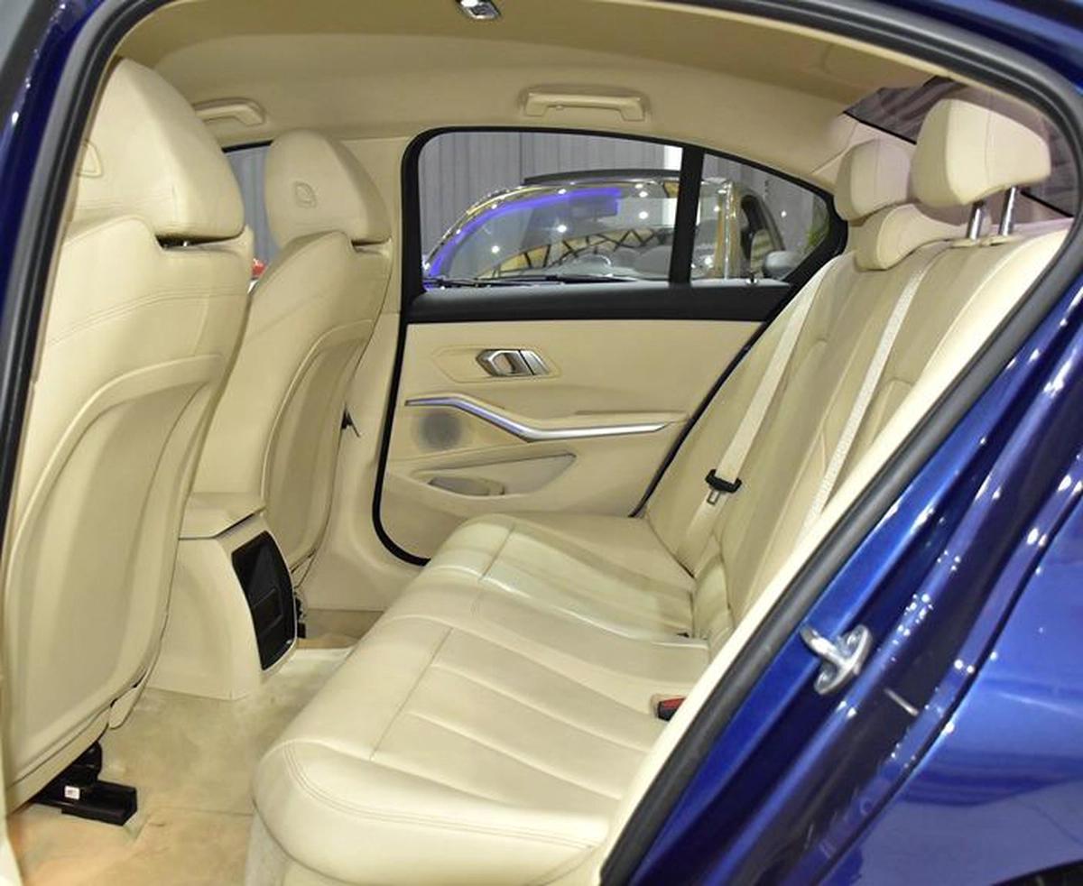 BMW 320i ( 2020 Model ) in Blue Color European Specs-8-8