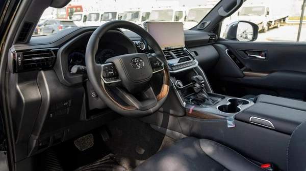 Toyota Land Cruiser PETROL 2026