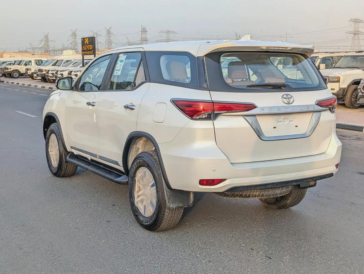 TOYOTA FORTUNER 2023 BRAND NEW GCC V4 2.7L-10-10
