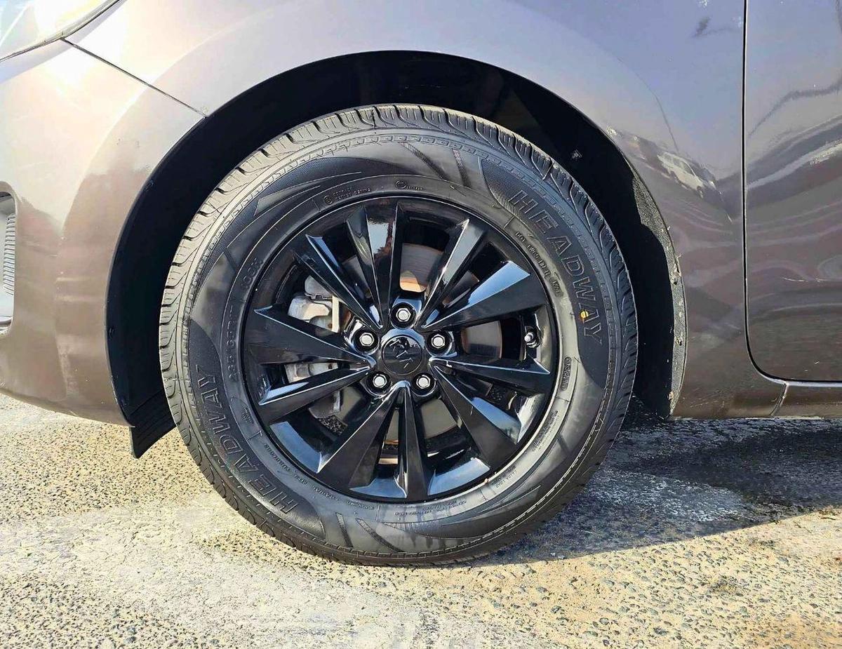 Kia Sedona LX / V6 / 3.3L / 7 SEATS / ELECTRIC SEATS/ EXPORT ONLY / LOT# 31911-5-5