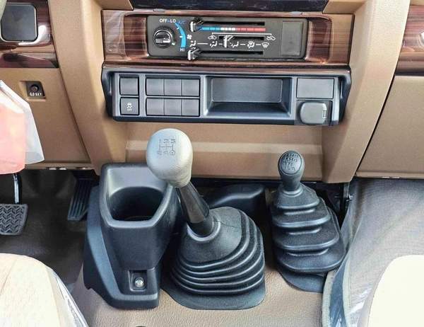 Toyota Land Cruiser Pick Up LC79 STD-E / DOUBLE CABIN MANUAL / SNORKEL (CODE # STD-E)