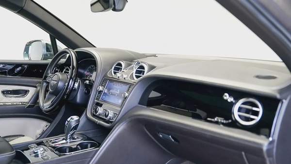 Special Offer | AED 6,343 PM | Factory Carbon Fibre Package, Low KM | Bentayga Speed Carbon