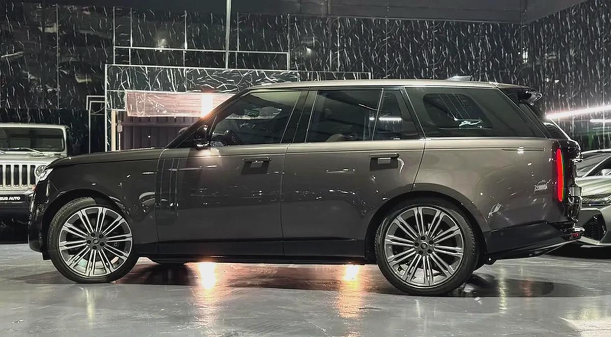 Land Rover Range Rover 2024 GCC specs for 609,000.00 AED-5-5