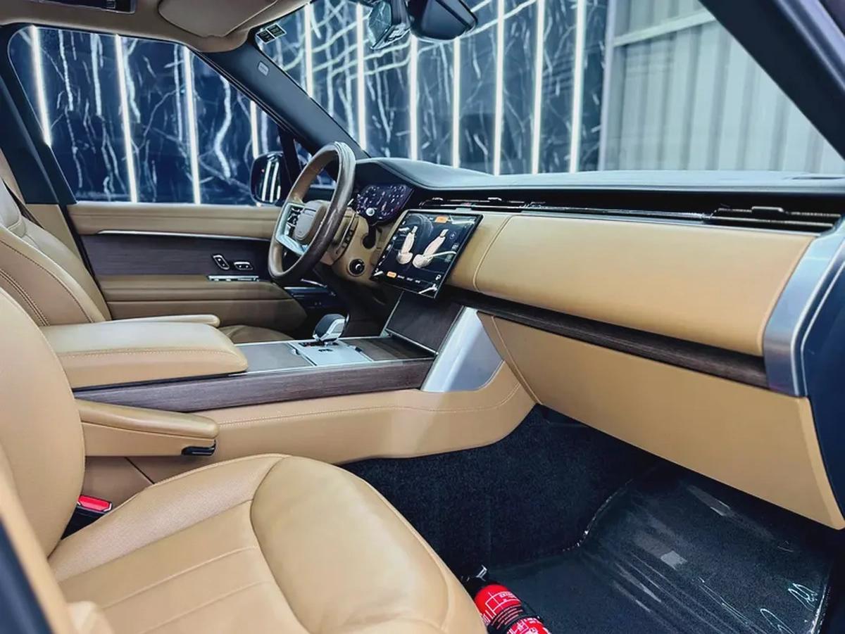 Land Rover Range Rover 2024 GCC specs for 609,000.00 AED-8-8
