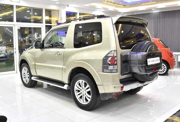 Mitsubishi Pajero GLS 3.8L 3 Doors ( 2018 Model ) in Golden Color GCC Specs