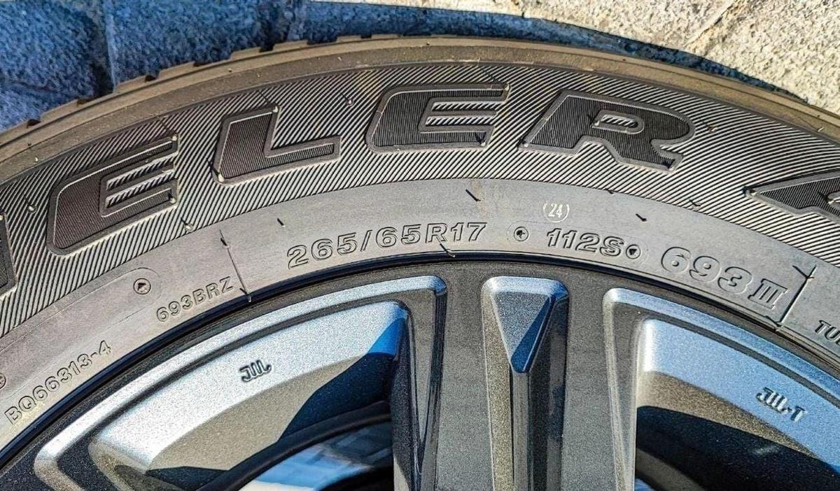 Toyota Hilux Toyota Hilux 2.4L Diesel AT Full Option MY2025_Silver-5-5