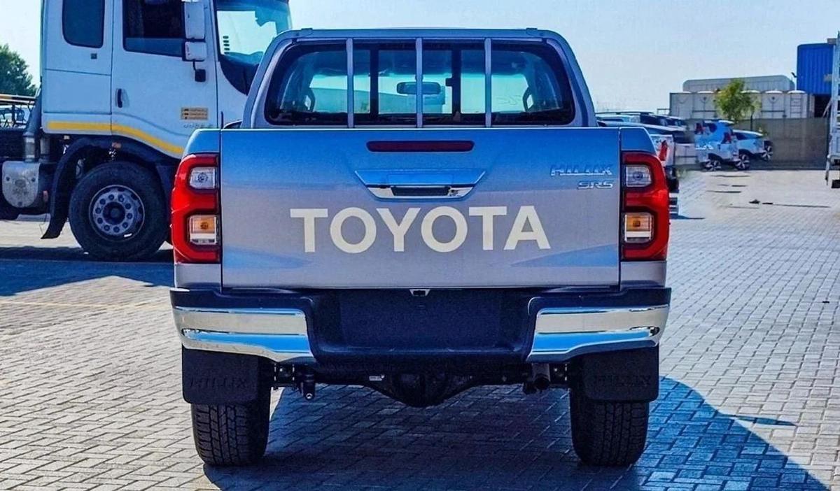 Toyota Hilux Toyota Hilux 2.4L Diesel AT Full Option MY2025_Silver-2-2