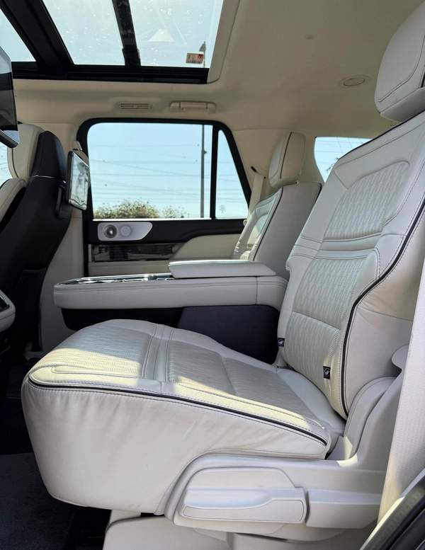 LINCOLN NAVIGATOR PRESIDENTIAL | MODEL: 2021 | WARRANTY VALID TILL 9TH OCTOBER 2026 OR 100,000 KMS |
