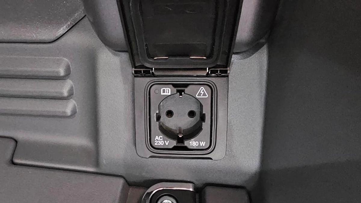 Land Rover Defender 2026 Land Rover Defender P400 HSE – White | Like New | GCC Specs-3-3