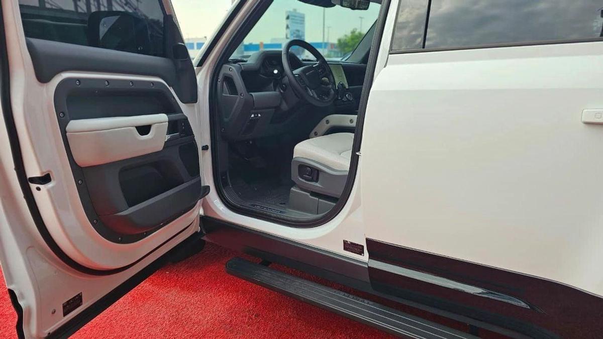 Land Rover Defender 2026 Land Rover Defender P400 HSE – White | Like New | GCC Specs-12-12