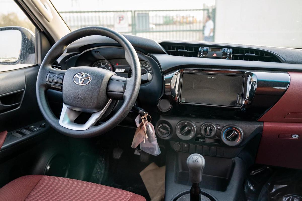 Toyota Hilux DLX Basic-2-2