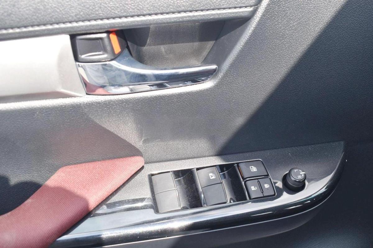 Toyota Hilux FULL OPTION SR5 AT 2.7-18-18