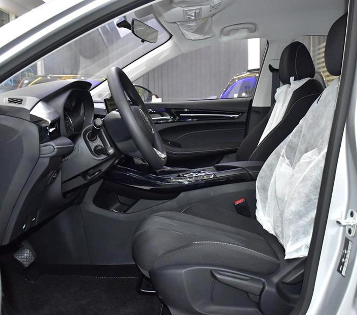MG 5 ( 2026 Model ) in Silver Color GCC Specs-1-1
