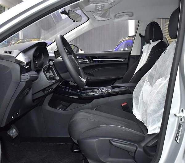 MG 5 ( 2026 Model ) in Silver Color GCC Specs