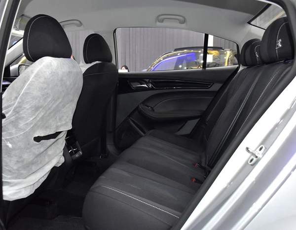MG 5 ( 2026 Model ) in Silver Color GCC Specs