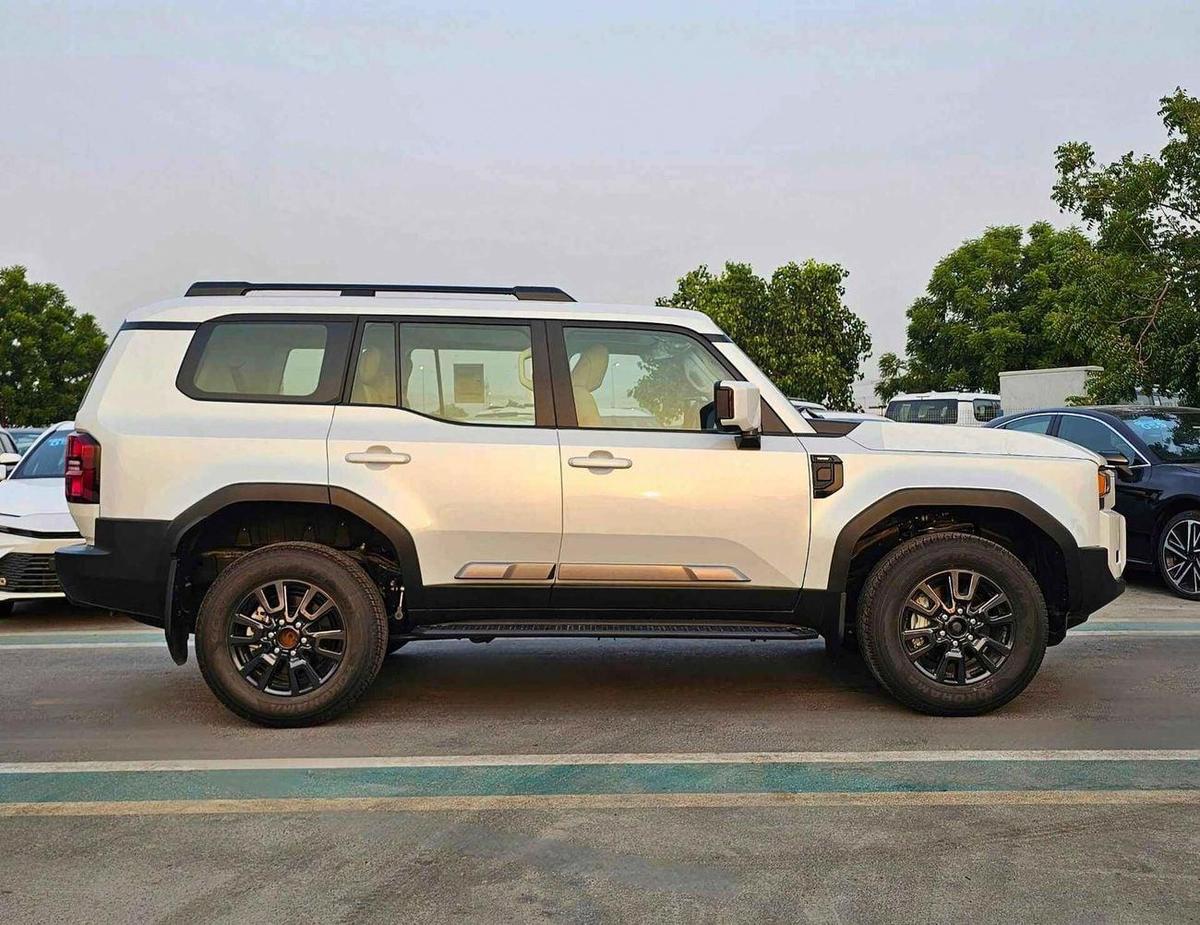 Toyota Prado All Rounder | 2.4l V4 Petrol | Sunroof | Fridge | Leather Seats | Big Dvd | Seats Ventilation-3-3