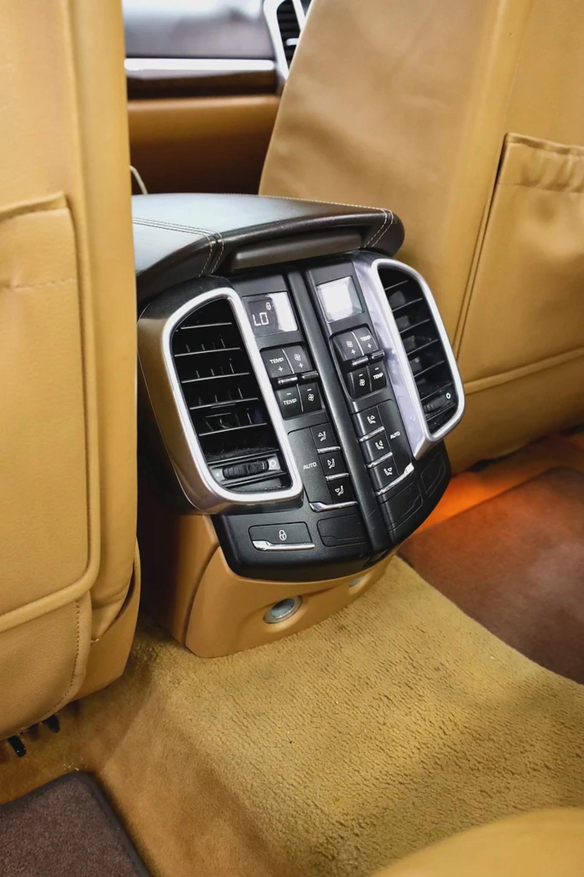 PORSCHE CAYENNE S GCC IN GOOD CONDITION-9-9