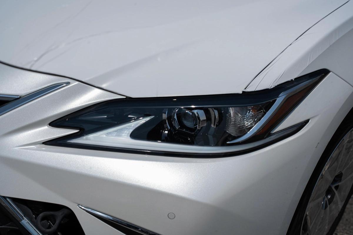 Lexus ES-Series 300 h-8-8