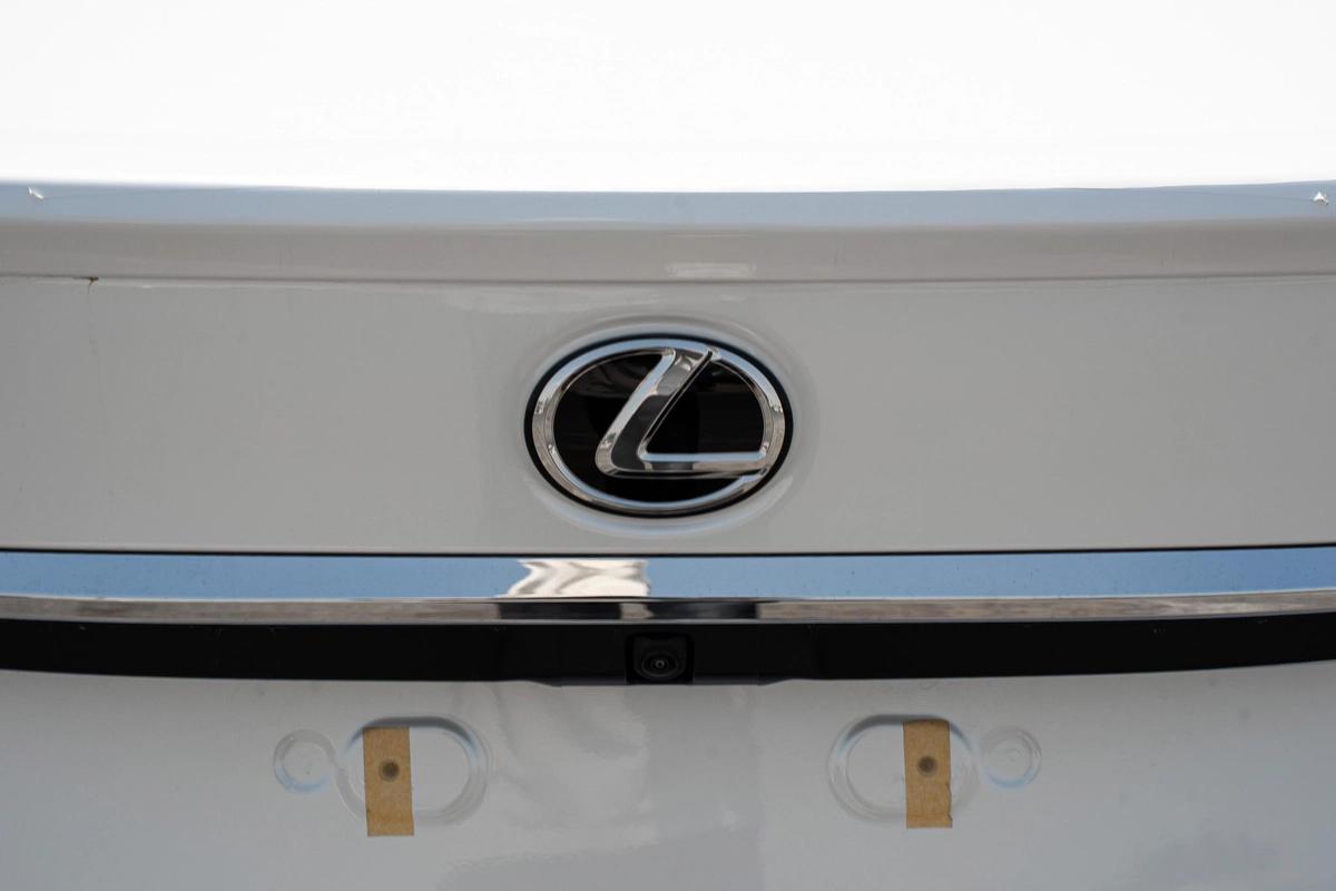 Lexus ES-Series 300 h-1-1