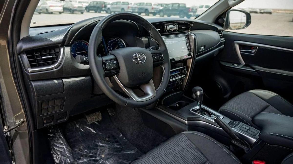 Toyota Fortuner 2.4 DIESEL AT MID OPTION-11-11