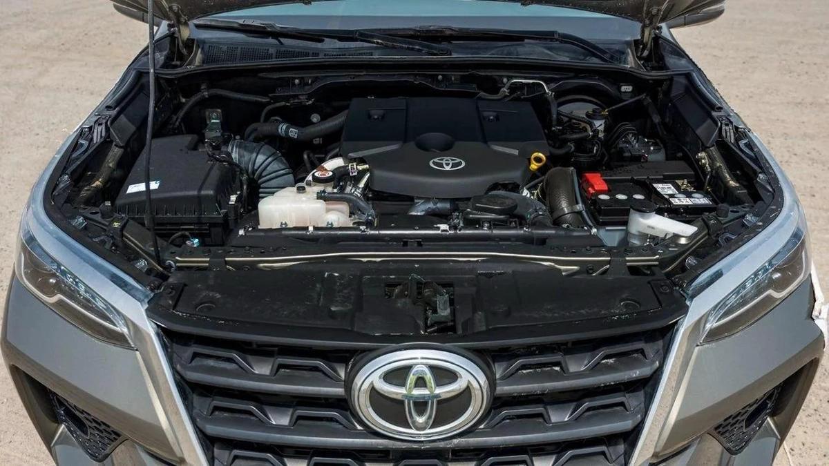 Toyota Fortuner 2.4 DIESEL AT MID OPTION-8-8
