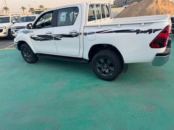 Toyota Hilux TOYOTA HILUX 2.4L 4X4 MANUAL DIGITAL AC 2025 MODEL GCC