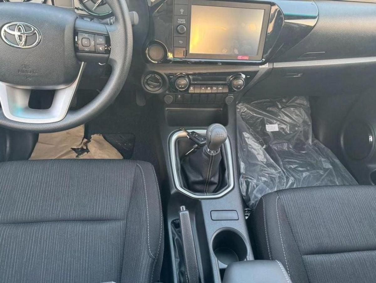 Toyota Hilux TOYOTA HILUX 2.4L 4X4 MANUAL DIGITAL AC 2025 MODEL GCC-8-8