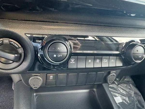 Toyota Hilux TOYOTA HILUX 2.4L 4X4 MANUAL DIGITAL AC 2025 MODEL GCC