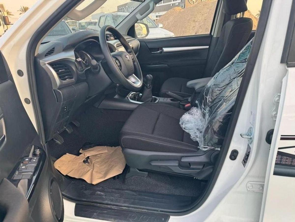 Toyota Hilux TOYOTA HILUX 2.4L 4X4 MANUAL DIGITAL AC 2025 MODEL GCC-11-11