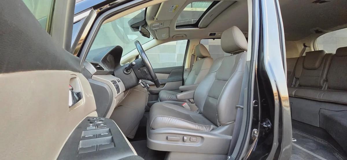 2016-Honda odyssey with Electric Ramp and Wheelchair+Passengers -Excellent Condition-8-8