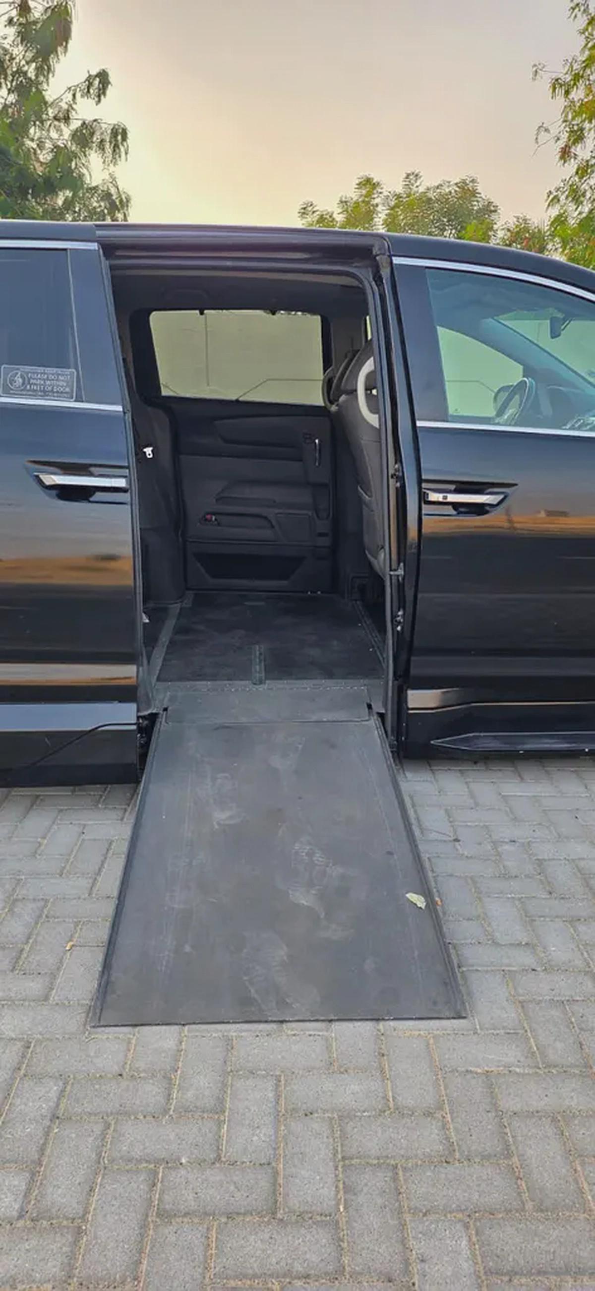 2016-Honda odyssey with Electric Ramp and Wheelchair+Passengers -Excellent Condition-10-10