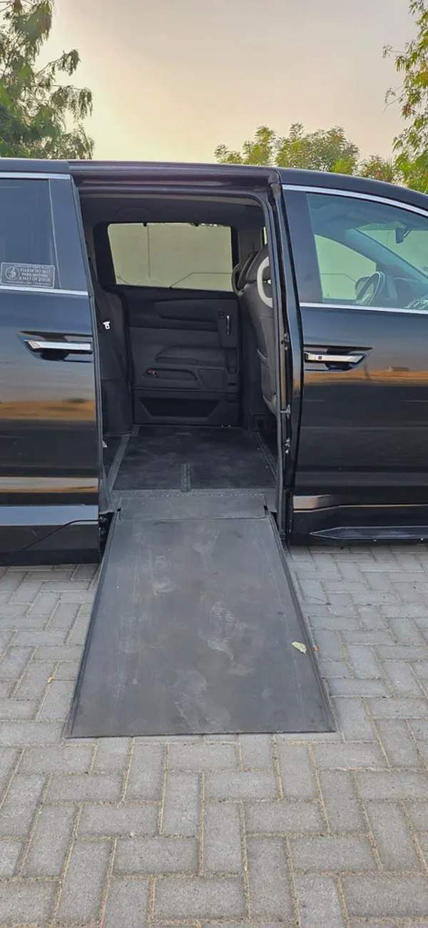 2016-Honda odyssey with Electric Ramp and Wheelchair+Passengers -Excellent Condition
