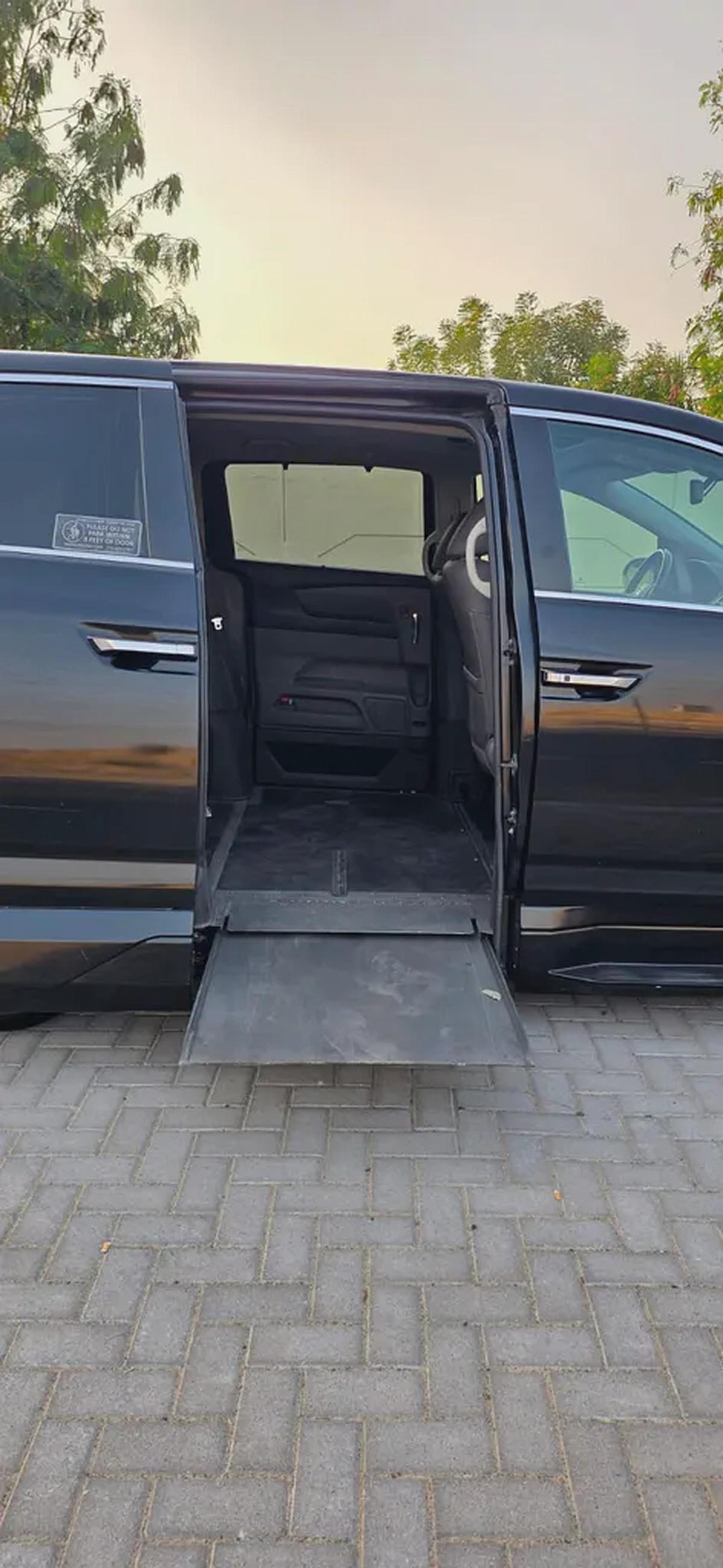 2016-Honda odyssey with Electric Ramp and Wheelchair+Passengers -Excellent Condition-11-11