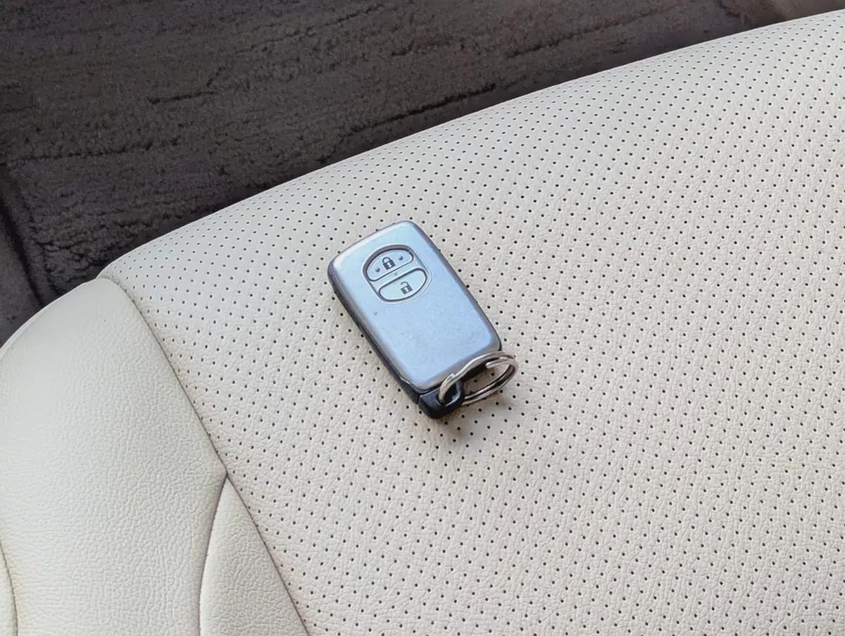 TOYOTA PRADO 2015 FULL OPTION GCC V6 4.0L IN EXCELLENT CONDITION-8-8