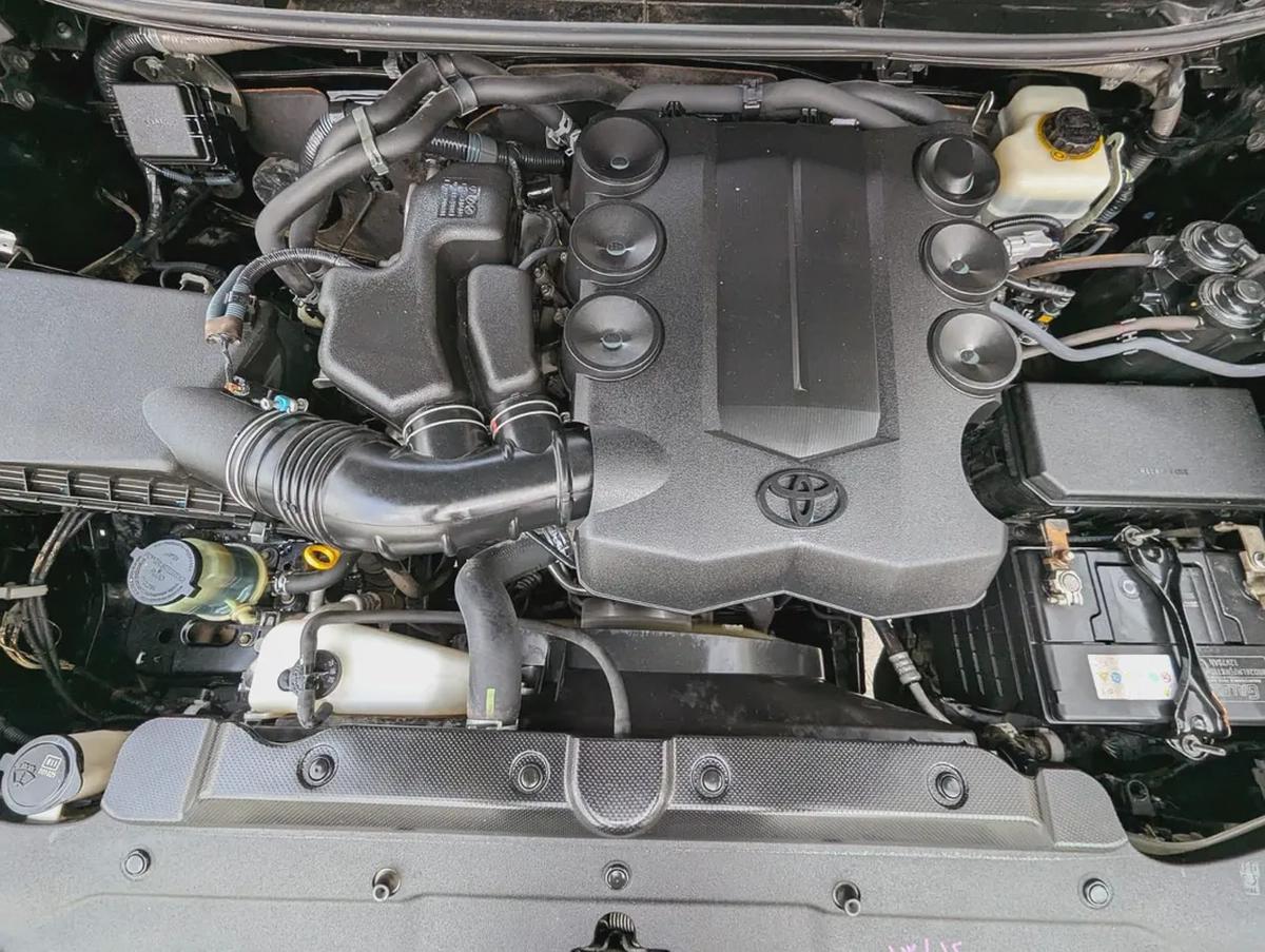 TOYOTA PRADO 2015 FULL OPTION GCC V6 4.0L IN EXCELLENT CONDITION-11-11