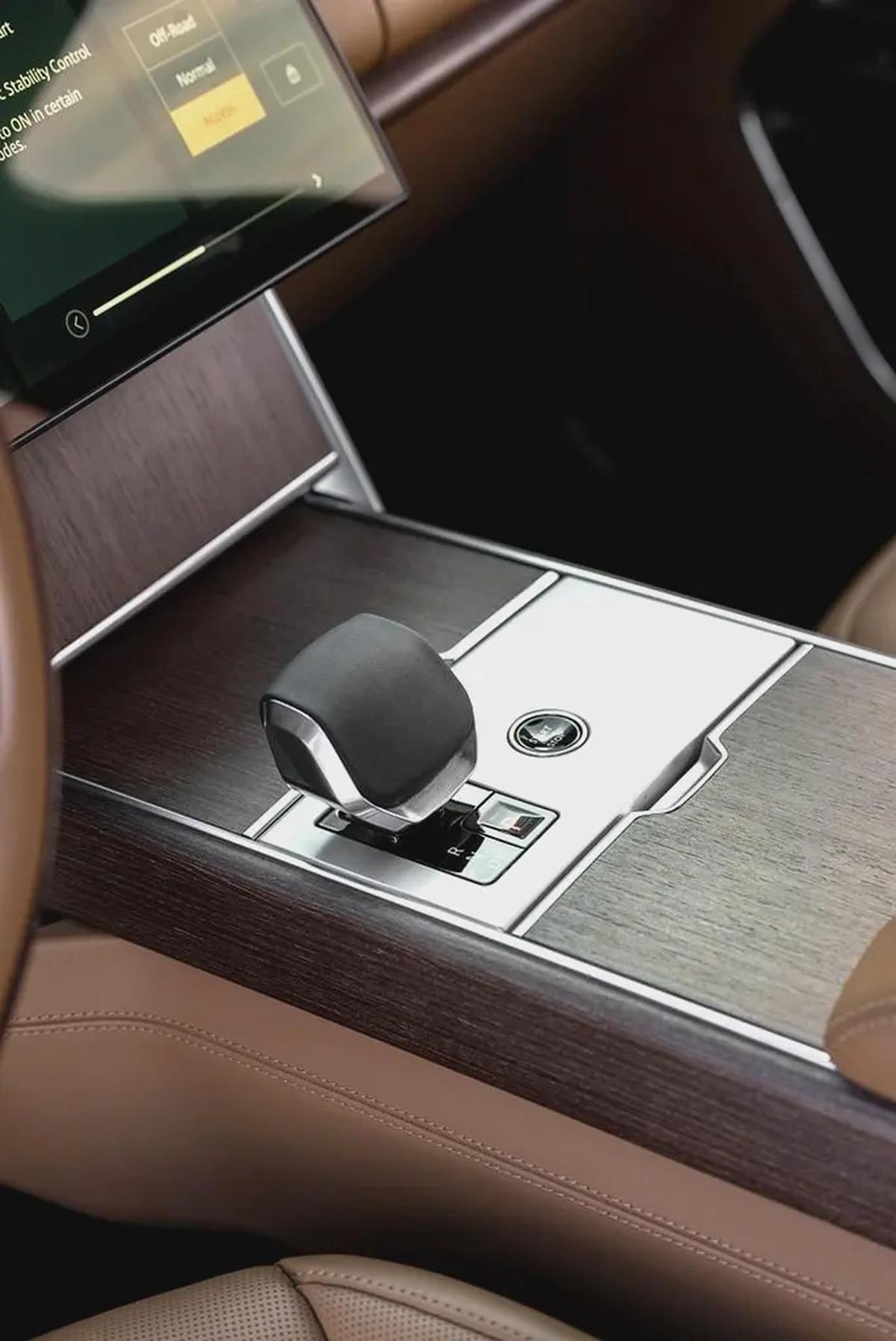2025 | Range Rover Vogue SE | GCC Specs | Low Mileage-9-9