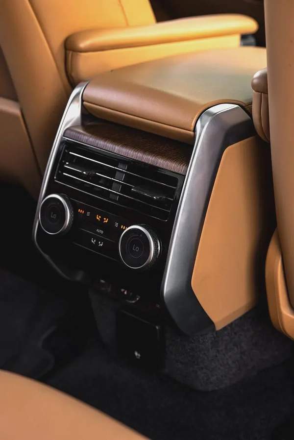 2025 | Range Rover Vogue SE | GCC Specs | Low Mileage