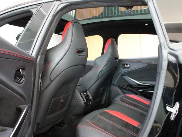 2022 - Aston Martin DBX 550 - Low mileage