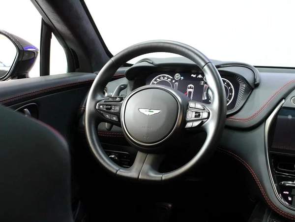 2022 - Aston Martin DBX 550 - Low mileage