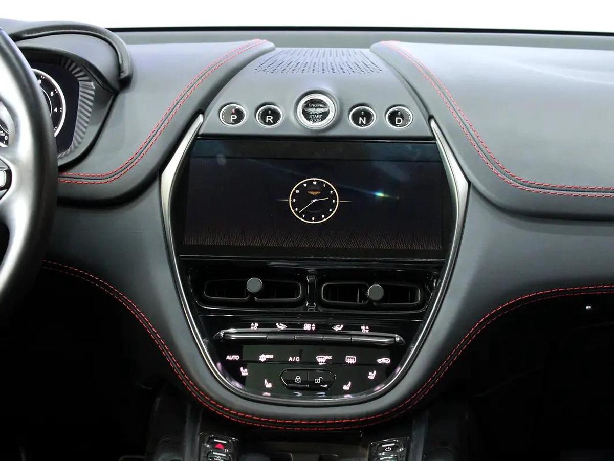 2022 - Aston Martin DBX 550 - Low mileage-9-9