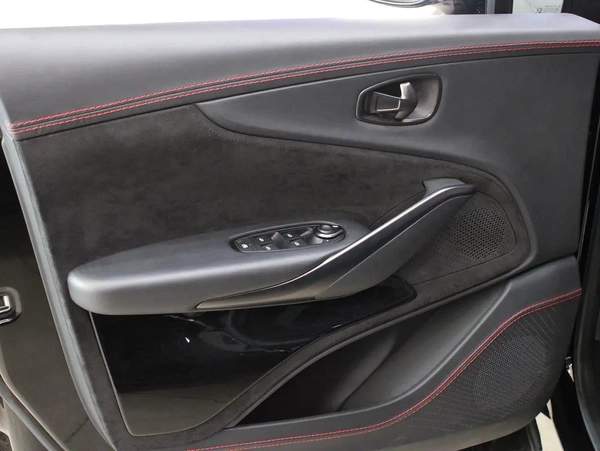 2022 - Aston Martin DBX 550 - Low mileage