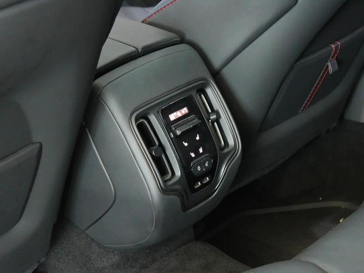 2022 - Aston Martin DBX 550 - Low mileage-15-15